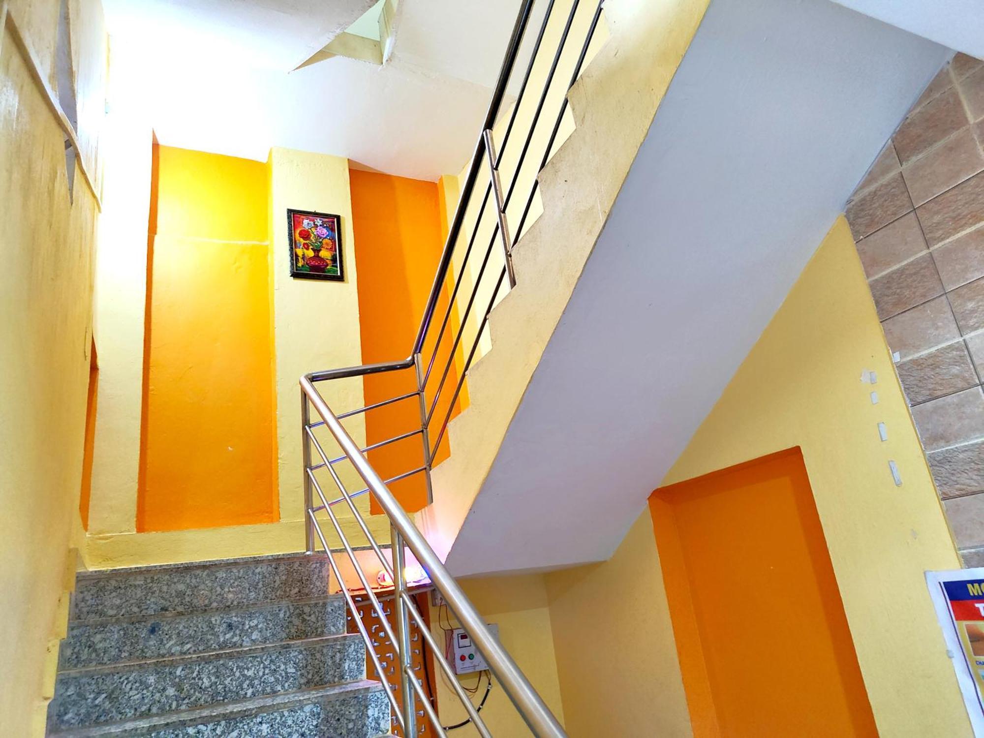 Goroomgo Sahoo Palace Puri - Prime Location Near Sea Beach - Excellent Service With Parking Facilities Екстер'єр фото